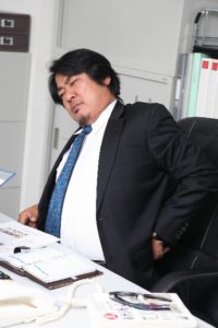 腰が痛い人